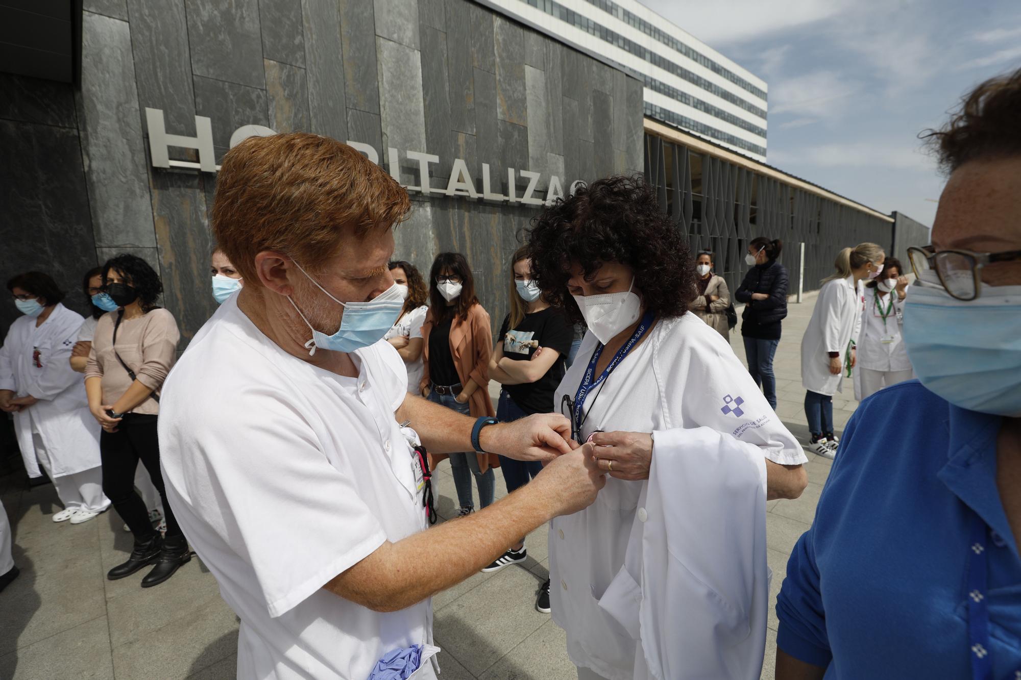 Homenaje de los sanitarios del HUCA a la compañera fallecida por covid