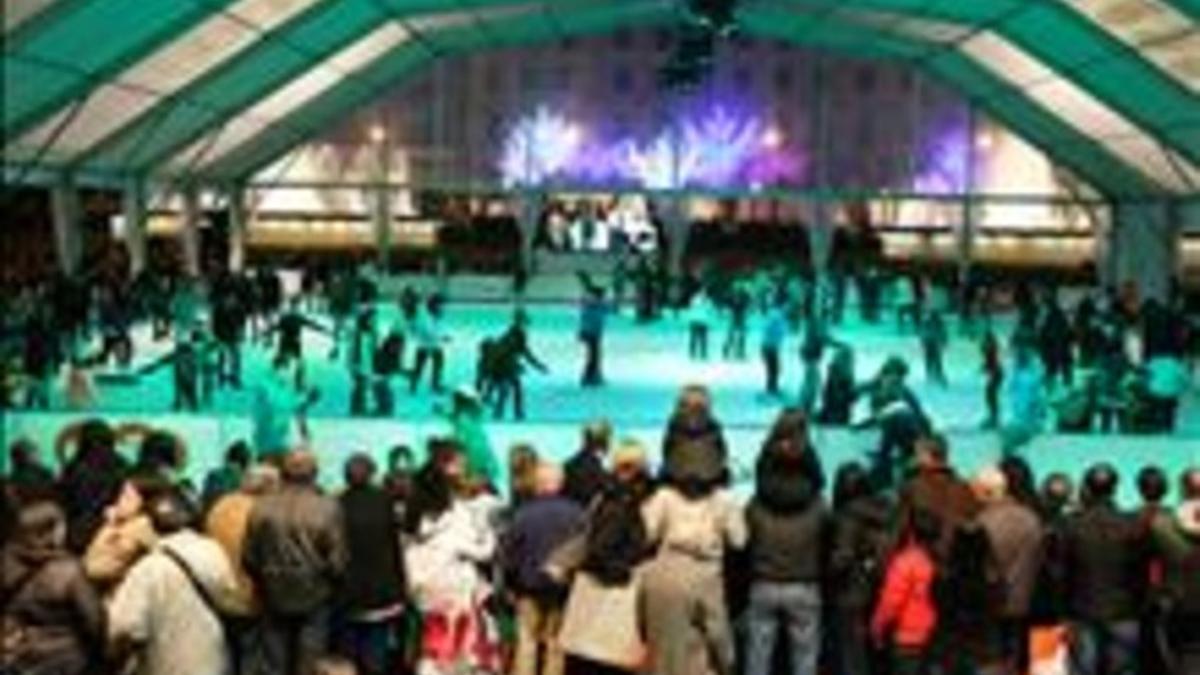 rcomorerabarcelona 08 12 2011 pista de hielo en la plaza ca121108174445