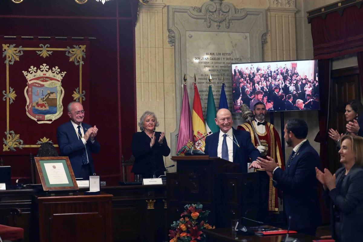 MLG 14-02-2025.- El alcalde de Málaga, Francisco de la Torre, preside el acto de entrega de la Medalla de la Ciudad y el Título de Hijo Adoptivo al cantaor flamenco Antonio Fernández 'Fosforito', al que también asiste el diputado provincial de Cultura Manuel López Mestanza