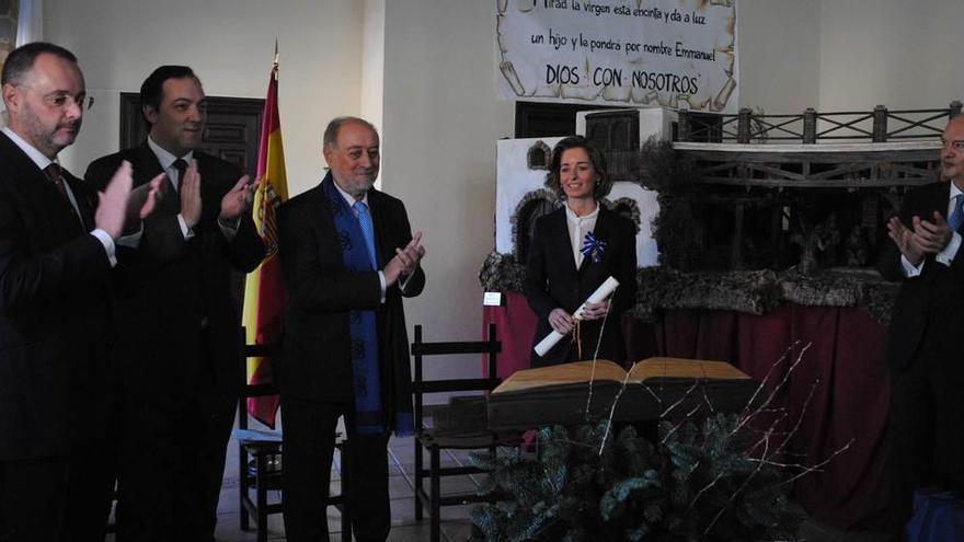 Manuel Tuero, Alejandro Vega, Gabino de Lorenzo y Rafael Feria aplauden a Enriqueta de Valdés durante el acto de ayer.