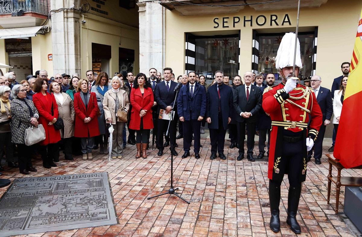 El alcalde, Francisco de la Torre, junto a otros ediles de la Corporación, participa en el acto municipal para celebrar el Día de la Constitución.