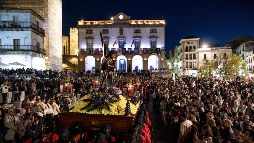 Galería | La procesión de las Batallas y sus militares recorren el centro de Cáceres