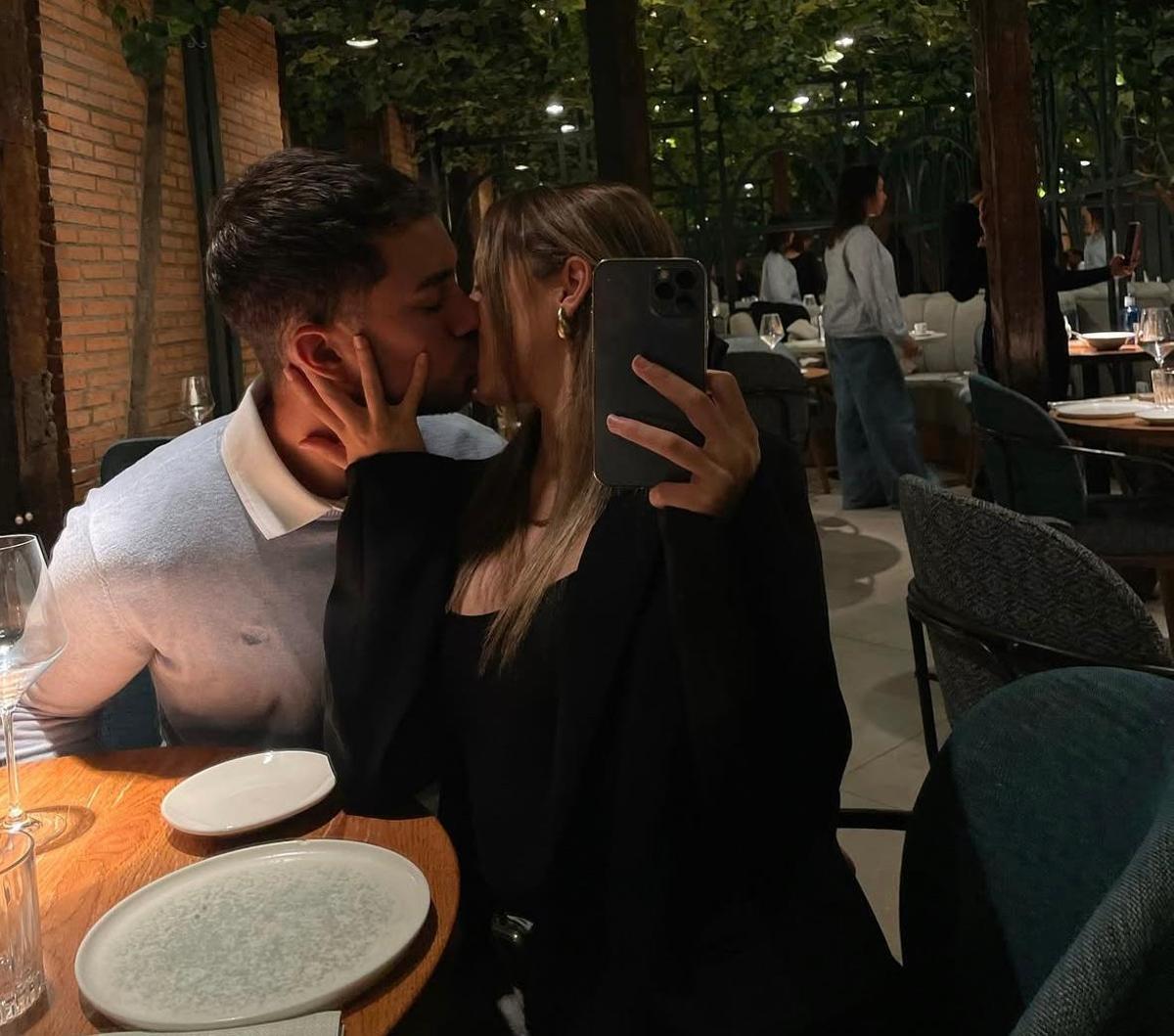 Las imágenes más románticas de Álex Palau y Ainhoa, la pareja de Ibiza que va a la Isla de las tentaciones