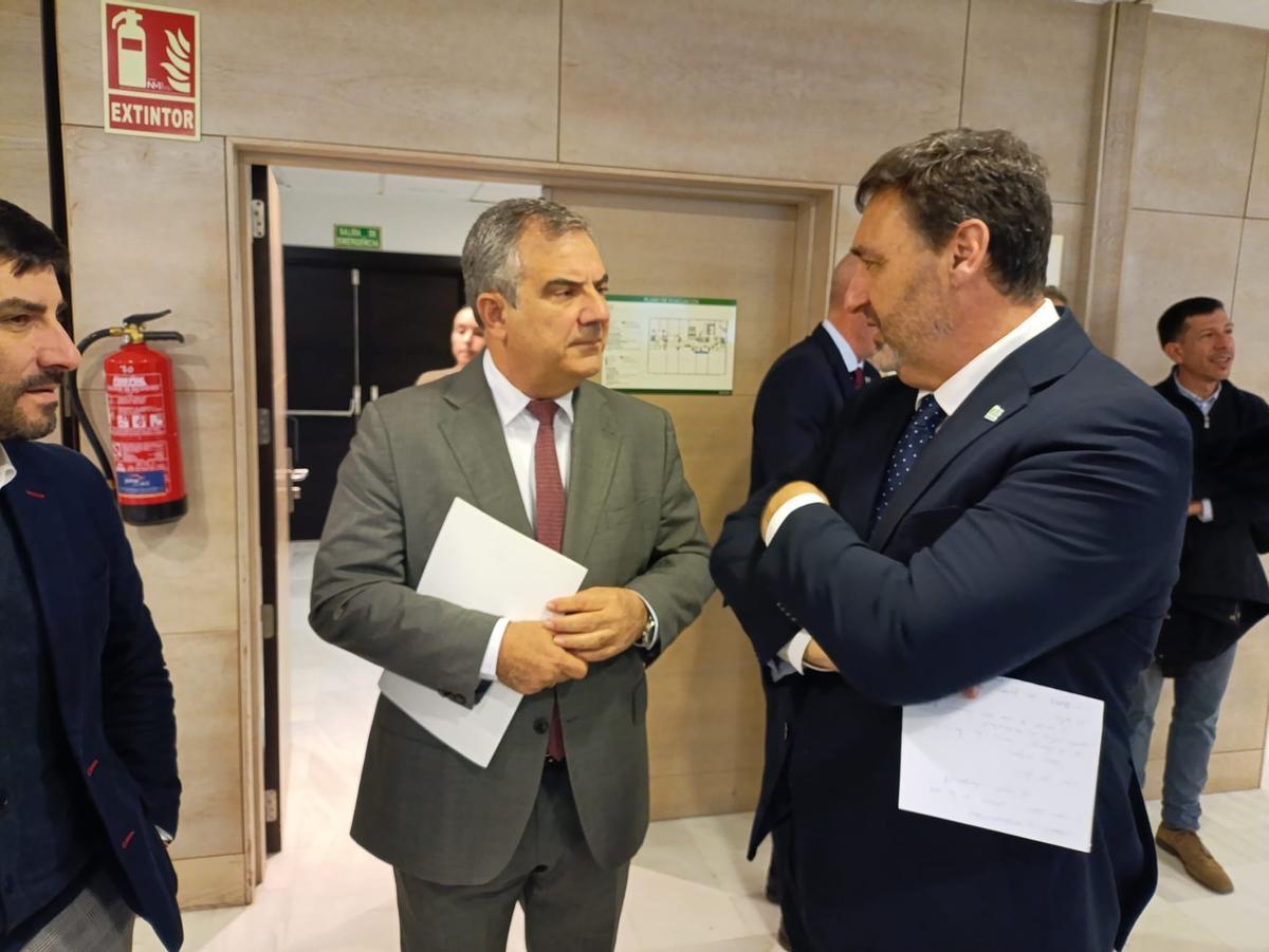El consejero Juan María Vázquez, junto al presidente de AEMA-RM, Diego Robles, este viernes duranta el acto por el aniversario de la entidad.