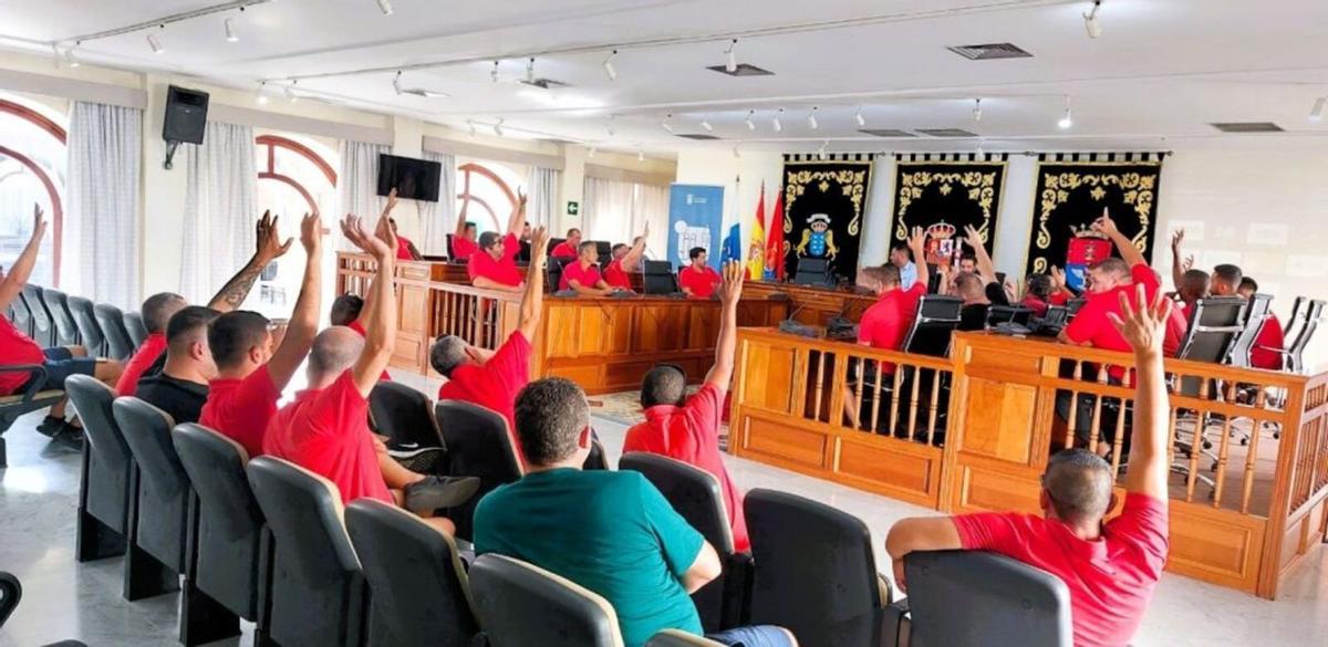 Votación a favor de la subida de  la tarifas del taxi en una reunión con el alcalde y el concejal de Movilidad de Arrecife.