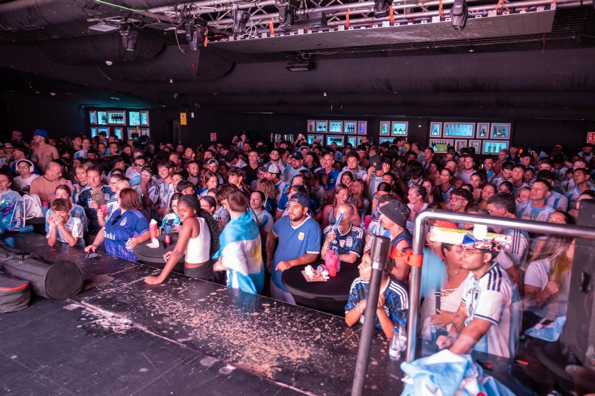 Aficionados de la selección Argentina se concentran en el Bar Lunita