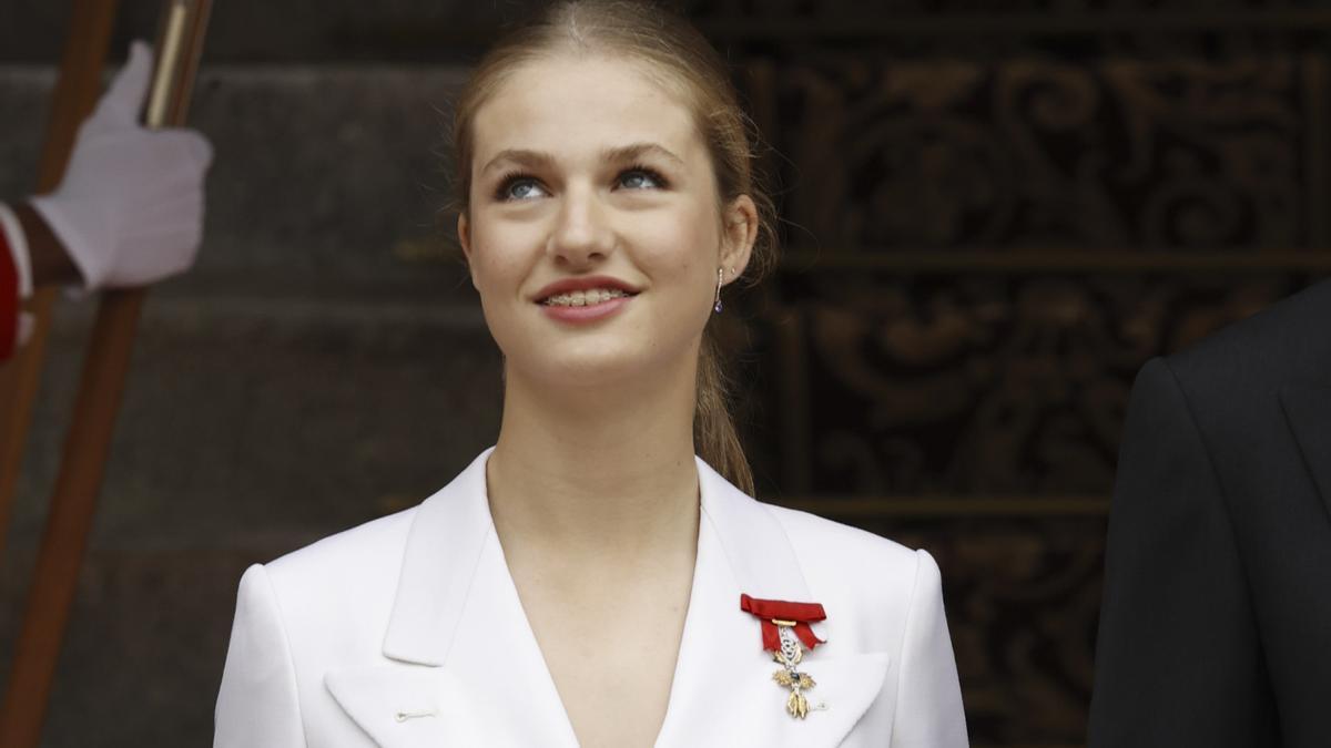 La princesa Leonor se inspira en el traje blanco de pedida de su madre para la jura de la Constitución