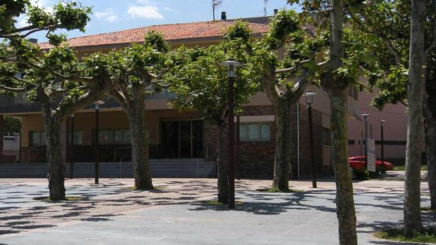 &#039;Campo da feira&#039; y Casa del Concello de Carral.