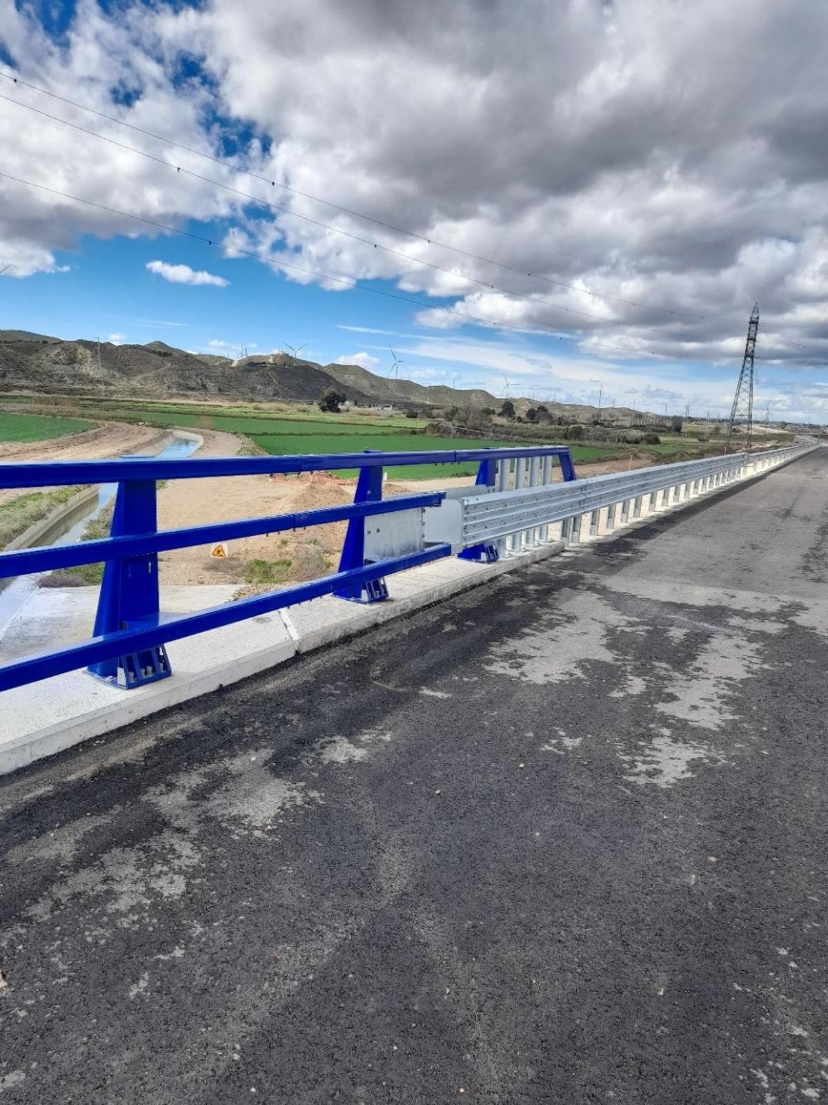 La seguridad en las carreteras depende también de contar con infraestructuras bien diseñadas. Transición recién ejecutada en la M-40 entre un pretil metálico y una barrera de seguridad.