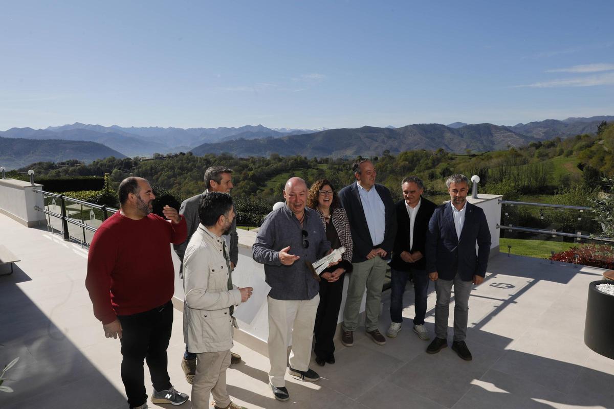 Tomás Álvarez Aja, en el centro de la imagen, este pasado lunes, en la Hostería de Torazo, donde recibió el premio de la Comarca de la Sidra.