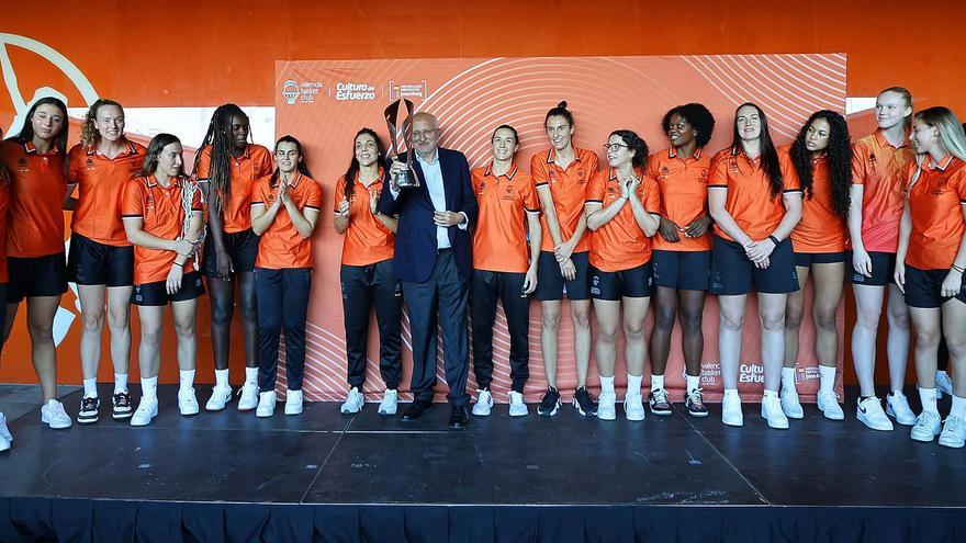 Las Supercampeonas celebran el título con la afición taronja