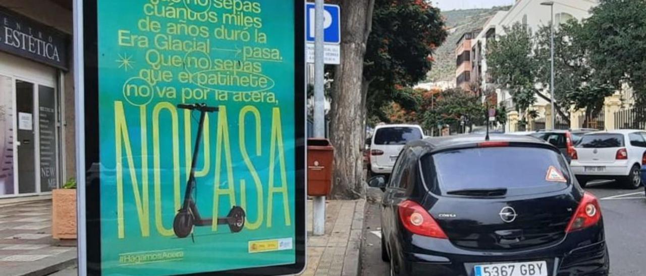 Uno de los carteles de la campaña de la Dirección General de Tráfico en la capital tinerfeña.