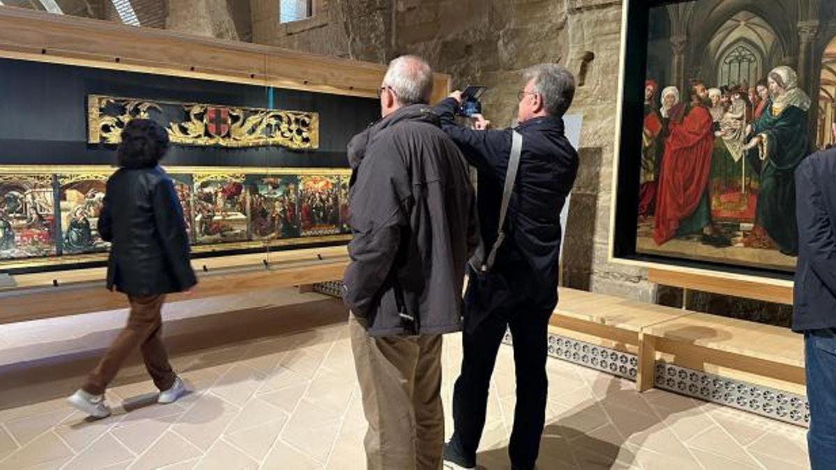 Varios visitantes, hace unas semanas, en el monasterio.