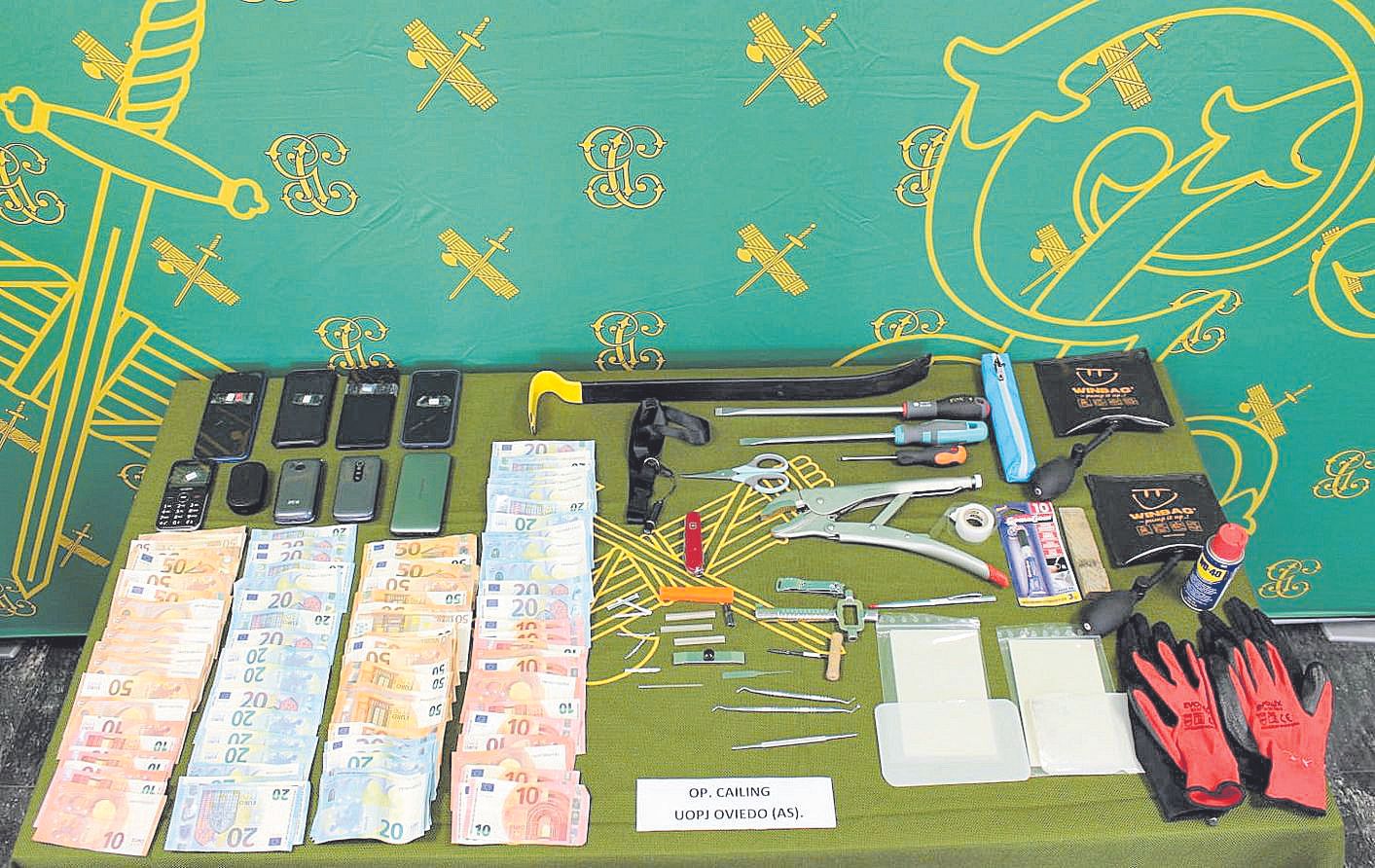 Dinero y material incautado por la Guardia Civil de Oviedo.