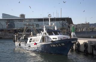 Dos desaparecidos al hundirse un pesquero que ha colisionado con un petrolero en Barcelona