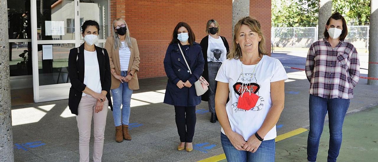 Mónica Negro y cinco de sus seis compañeras de directiva, ayer, en la entrada del colegio.