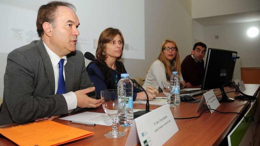 Crespo, en una jornada de turismo con representantes de la UNED en el aula lalinense, en 2013. // Bernabé/J.L.