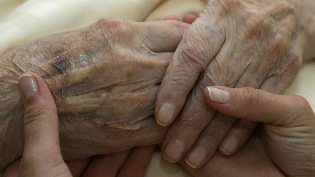 Sigue la última hora del coronavirus en Zamora. En la imagen de archivo, manos de una persona anciana.