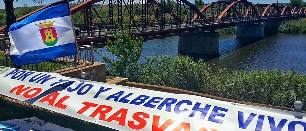 Un cartel pide el cierre del trasvase al paso del río Tajo por Talavera en una imagen de archivo