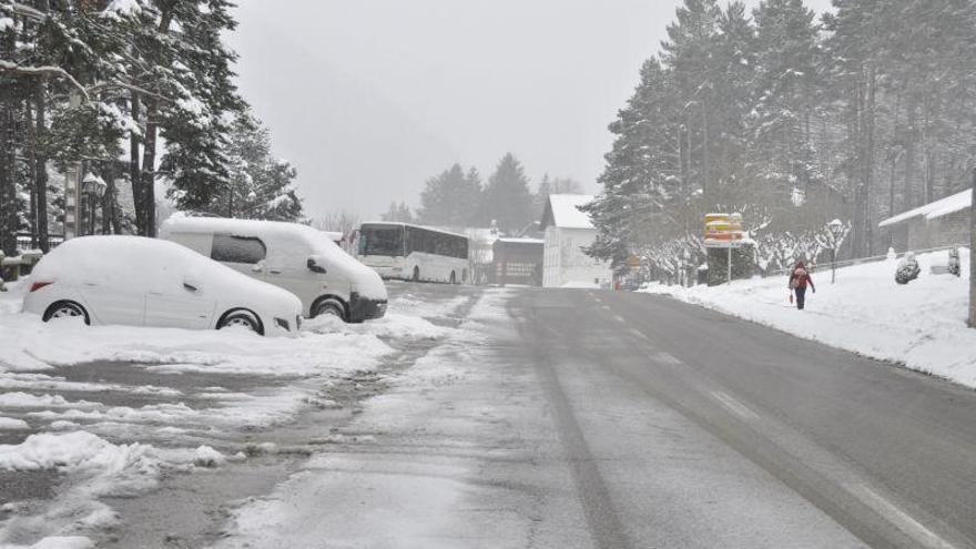 Un centenar de carreteras siguen afectadas por la nieve en Aragón, once de ellas cortadas