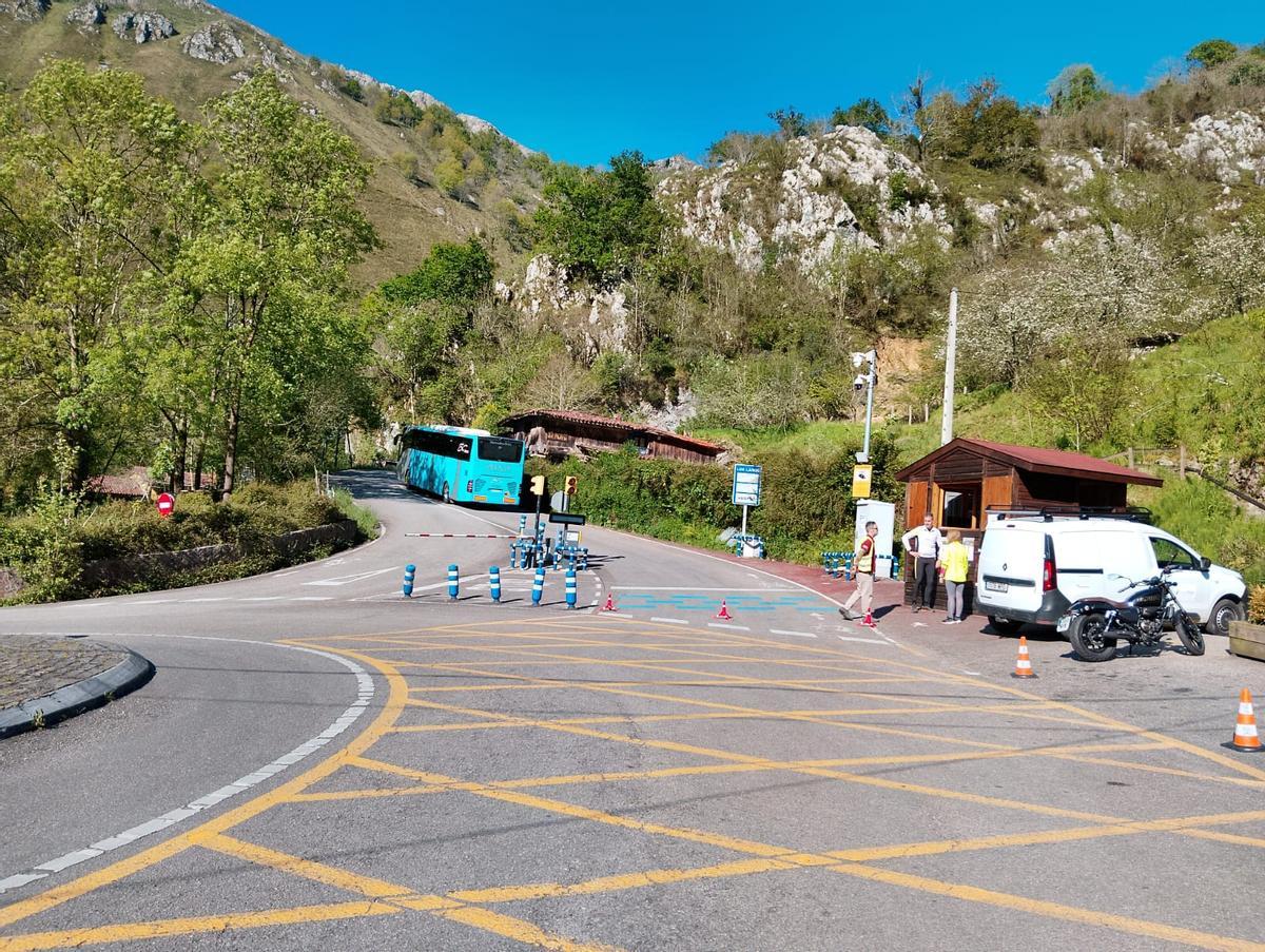 Unn autobús tras pasar la barrera del acceso a los lagos de Covadonga.