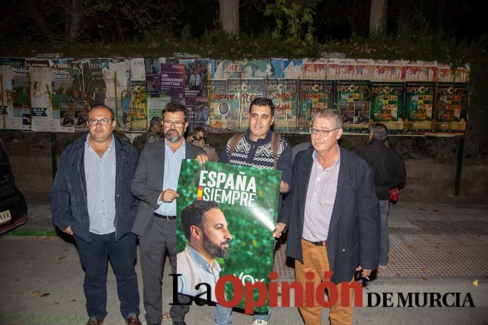 Elecciones nacionales: Pegada de carteles en Carav