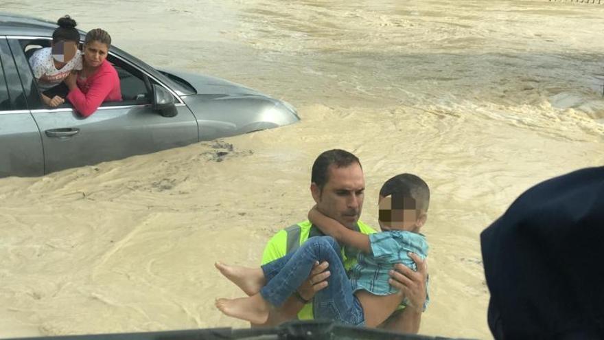 Un momento del rescate realizado por la Guardia Civil de Tráfico en Orihuela.