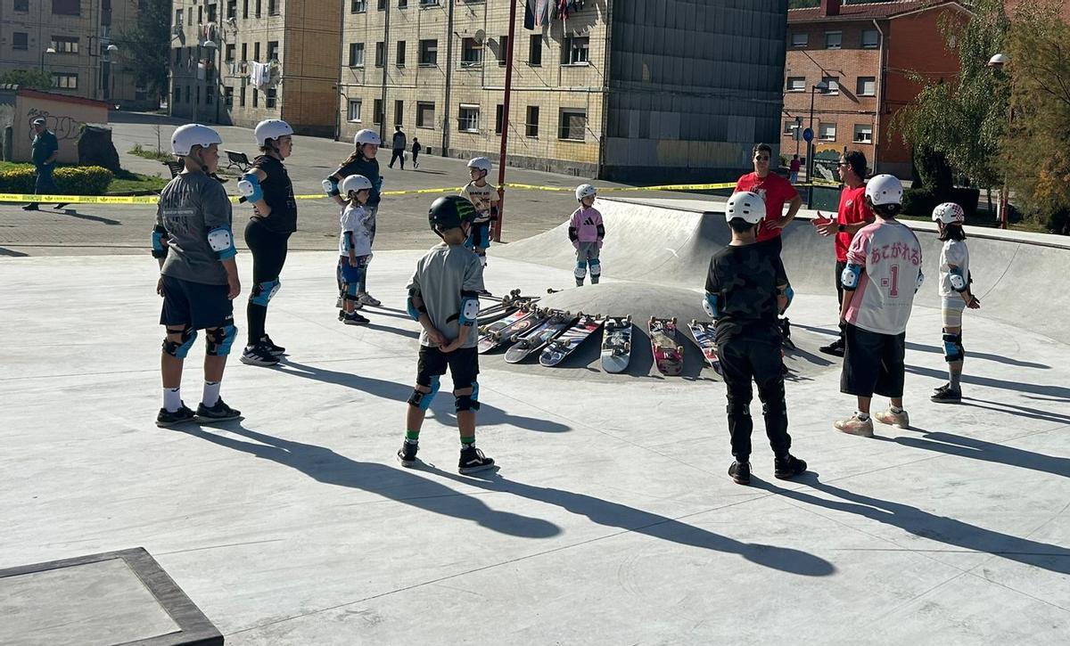 Los chavales, durante el curso con el que se inauguró la pista.