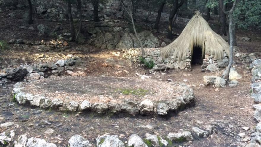 Un &#039;rotlo de sitja&#039; y una barraca de &#039;carboner&#039; en el Camí des Grau de la Comuna de Bunyola