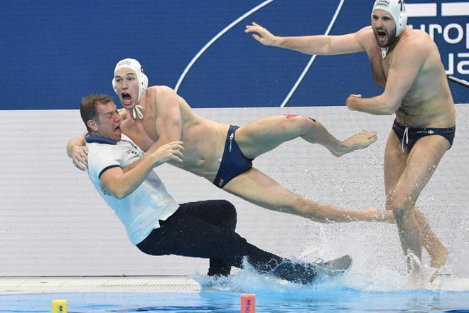 Jugadores de Hungria celebran su victoria sobre España en la final del Campeonato de Europa de waterpolo disputado en el Duna Arena de Budapest, .