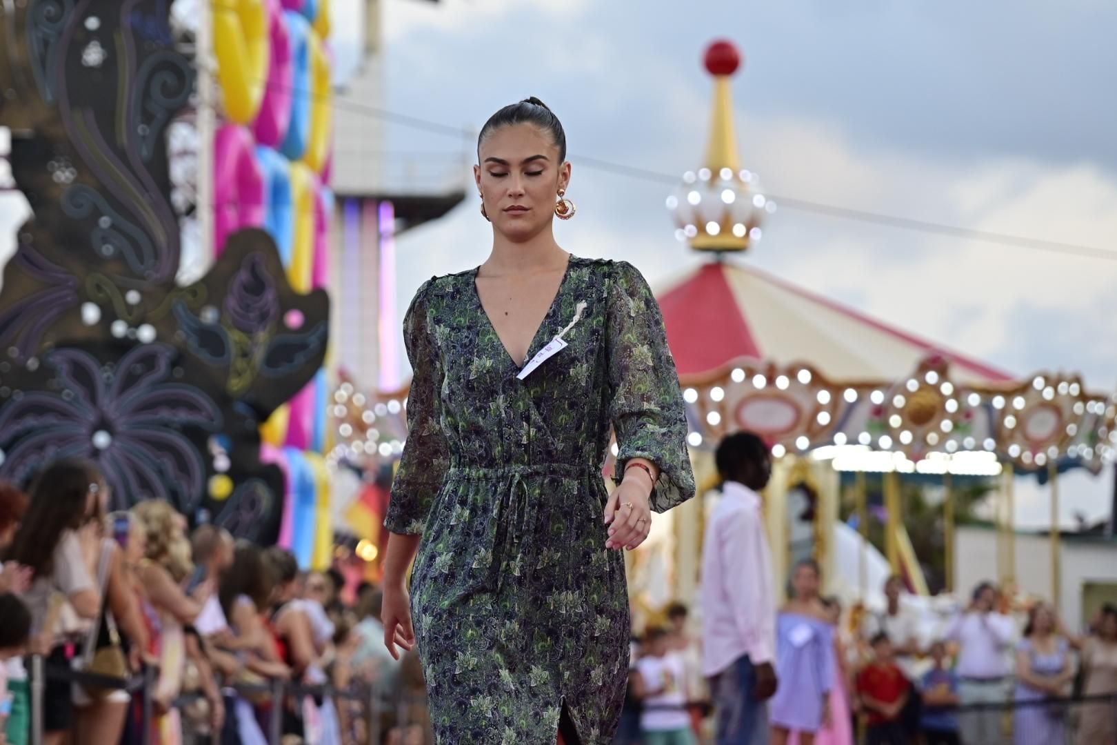 El Moll de Costa se viste de moda con el desfile solidario de Cáritas