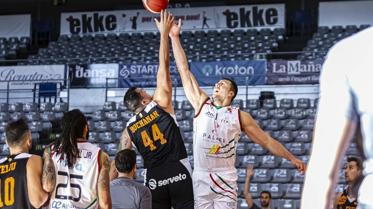 Buchanan y Sukavcevic, durante el salto inicial.