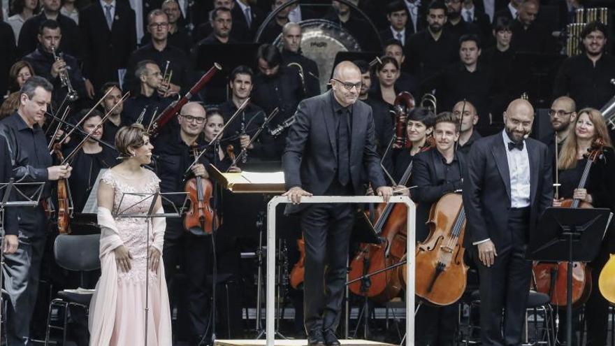 La orquesta &quot;Oviedo Filarmonía&quot;, con Marzio Conti al frente en su concierto de despedida el pasado mes de julio.