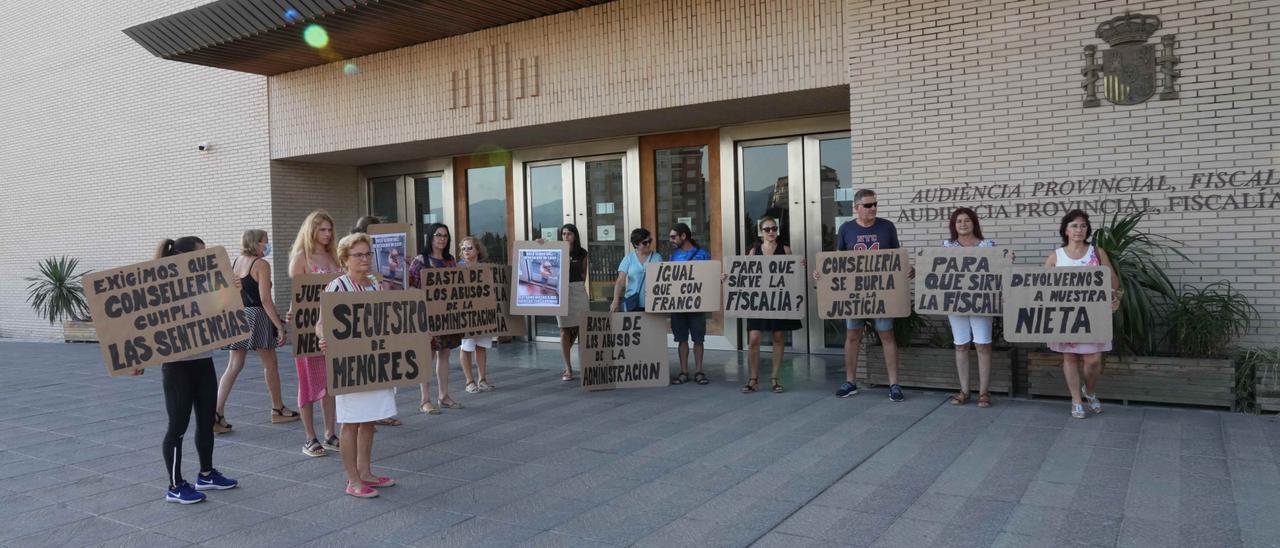 Los abuelos y el tío del menor protestaron la pasada semana ante la Ciudad de la Justicia de Castelló para exigir que Conselleria cumpla las sentencias.