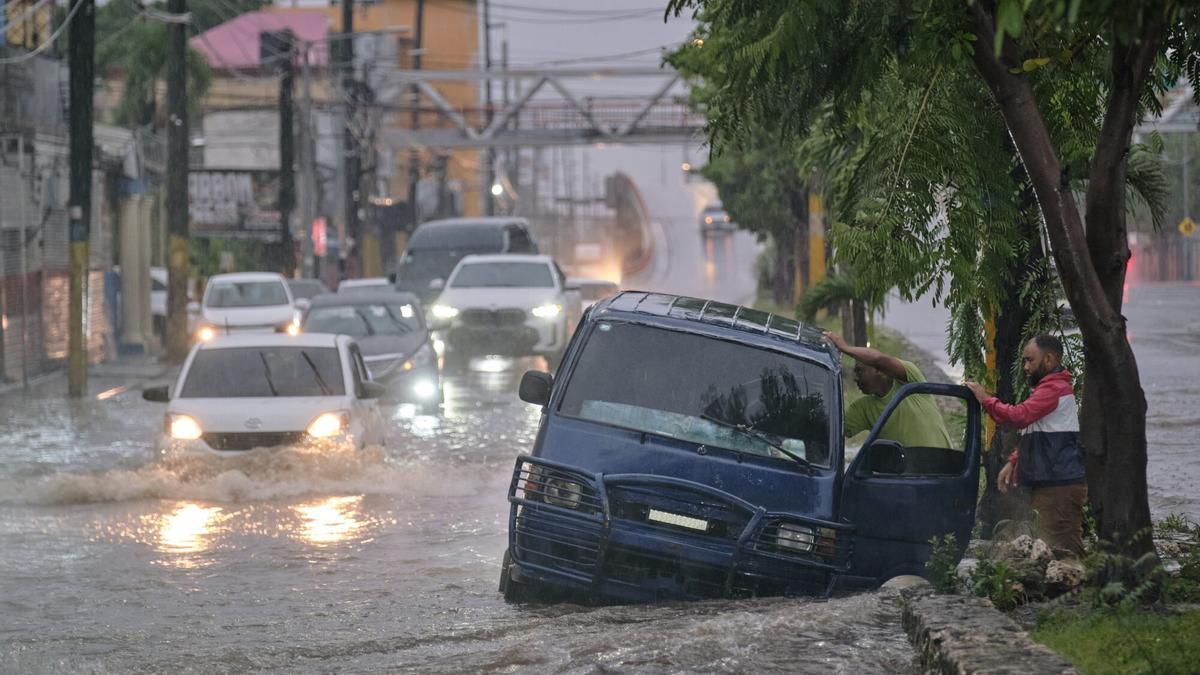 Huracán deja tres muertos en Jamaica: caídas, electrocuciones y árboles mortales azotan la isla