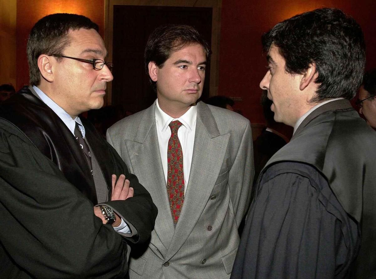 Miguel Degà, en el centro, con sus abogados en el juicio sobre el secuestro de un pinchadiscos en Barcelona (2001).