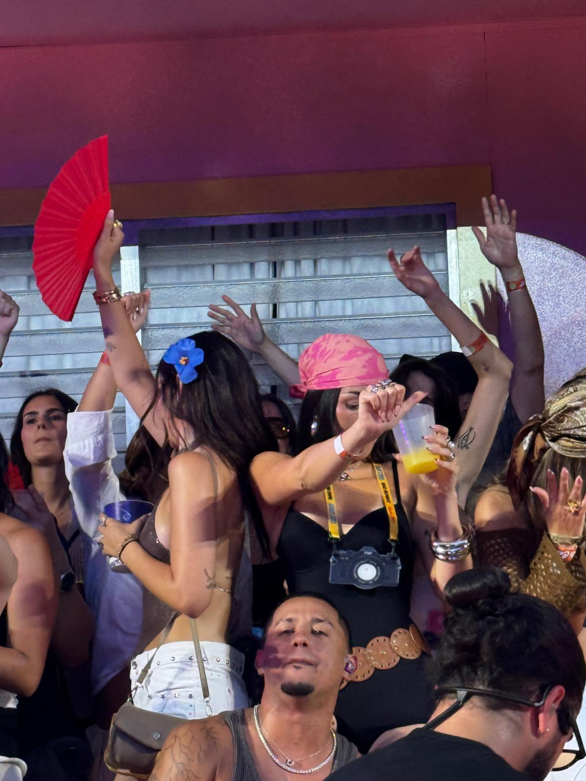 La joven zaragozana bailando en 'La Casita' junto a otros de los invitados.