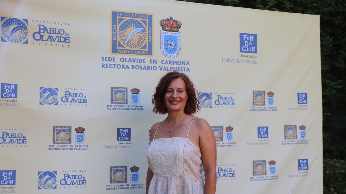 La dietista y psiconeuroimnunóloga clínica, Julia Velasco, ofrece la conferencia 'Otra forma de comprender el comportamiento y la salud desde la PNIE' en los cursos de verano de la Universidad Pablo de Olavide en su sede de Carmona