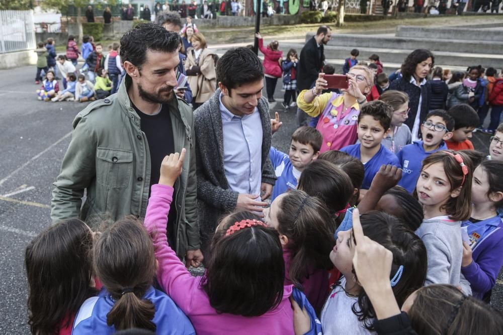 Visita de los jugadores del Real Oviedo, Toché y Héctor, al Colegio Buenavista I