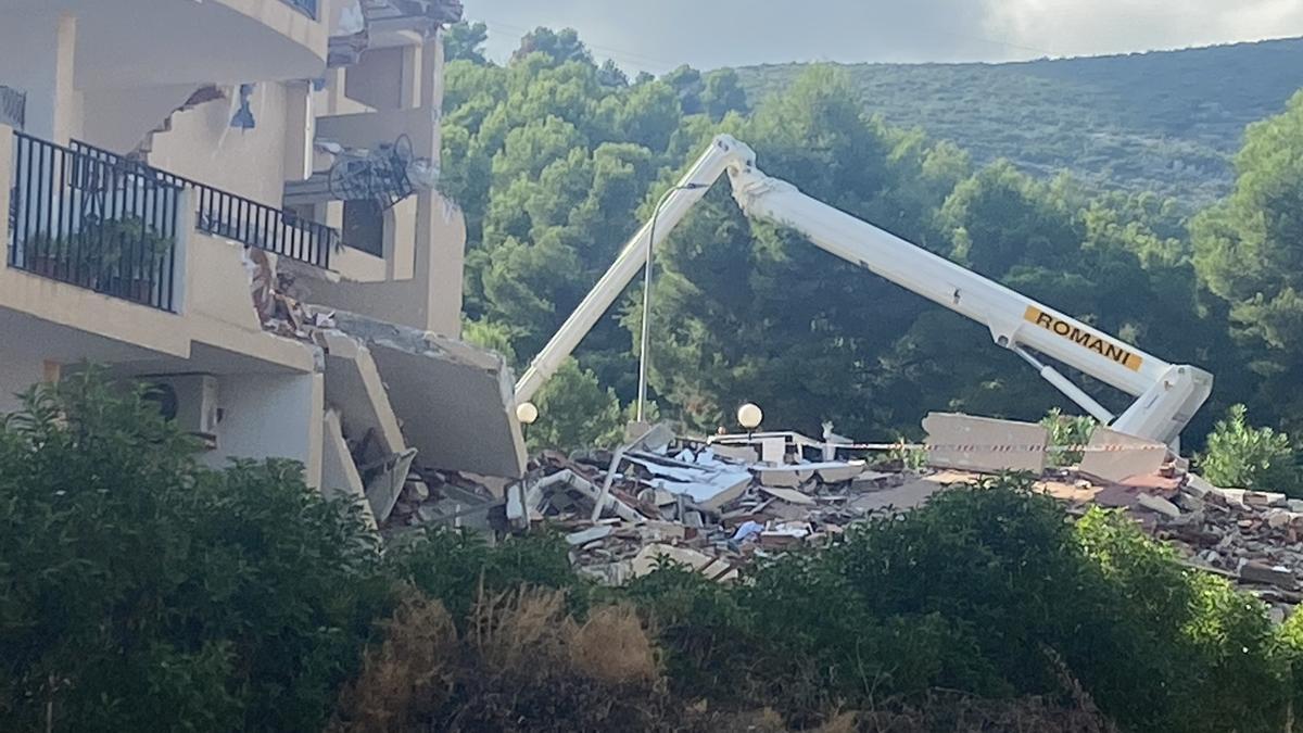 Inician la demolición y desescombro del edificio derrumbado en Peñíscola