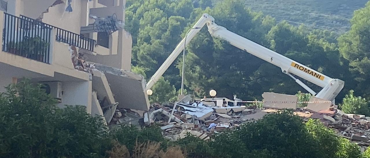 Inician la demolición y desescombro del edificio derrumbado en Peñíscola