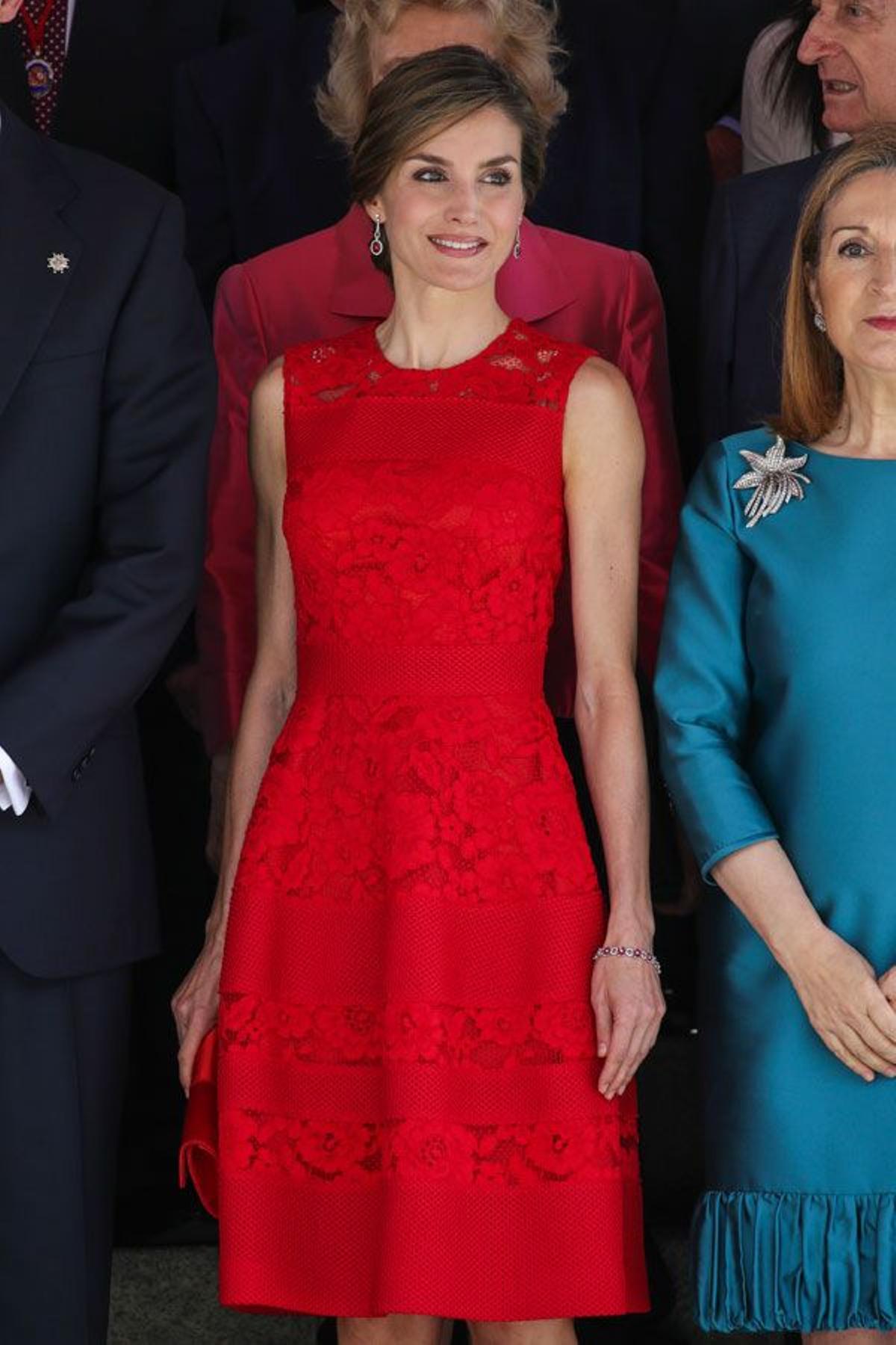 El look de Letizia Ortiz con vestido de encaje rojo de Carolina Herrera