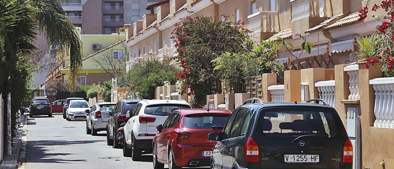 Adosados de Almardà, con apartamentos de Canet al fondo.