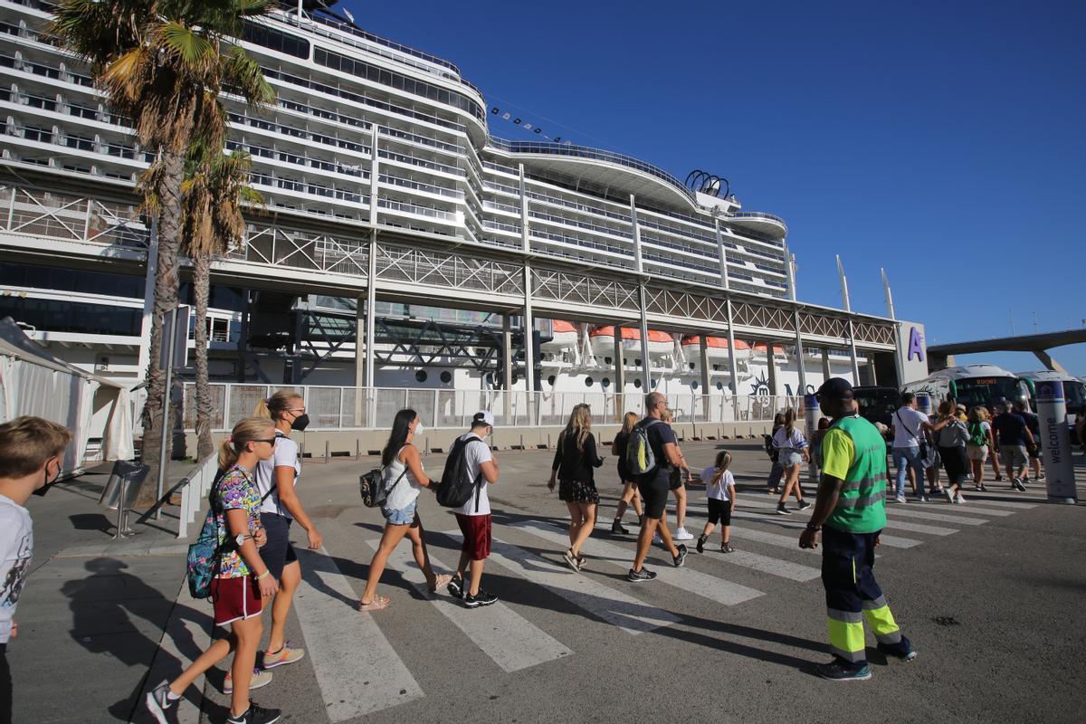 Cruceristas saliendo del muelle Adossat para visitar Barcelona, en 2022.