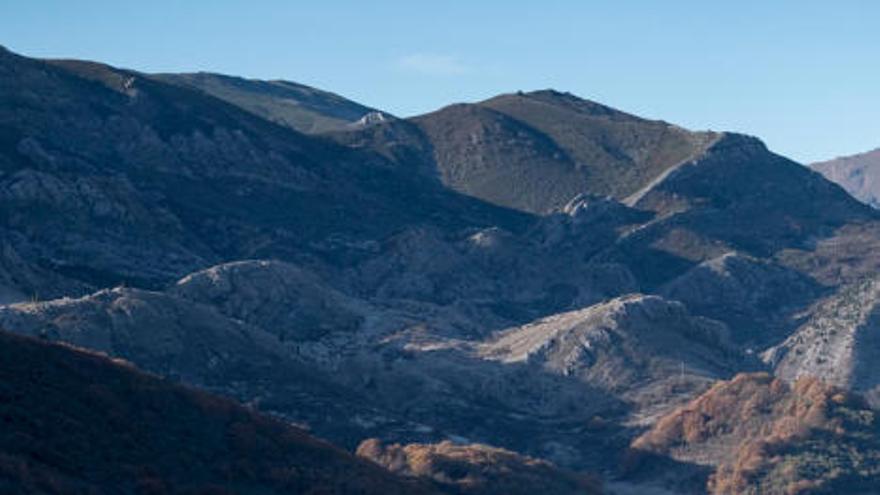 Una pancarta gigante en Barrios de Luna denuncia la mala gestión del agua