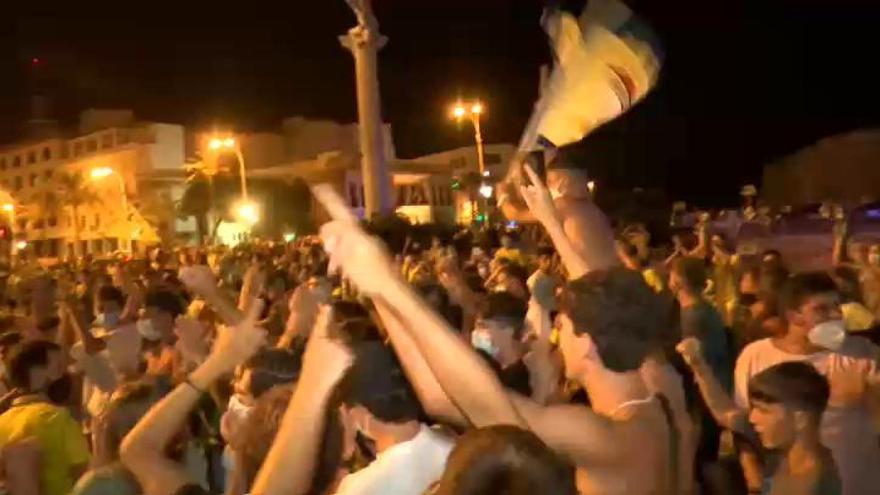 La euforia por el ascenso del Cádiz da paso a celebraciones imprudentes en la ciudad