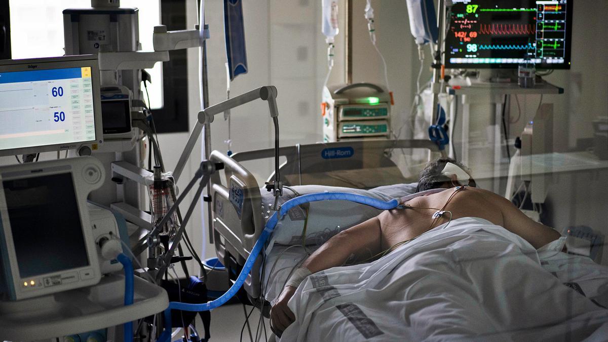 Un paciente graveingresado en la UCIen un hospital valenciano. germán caballero