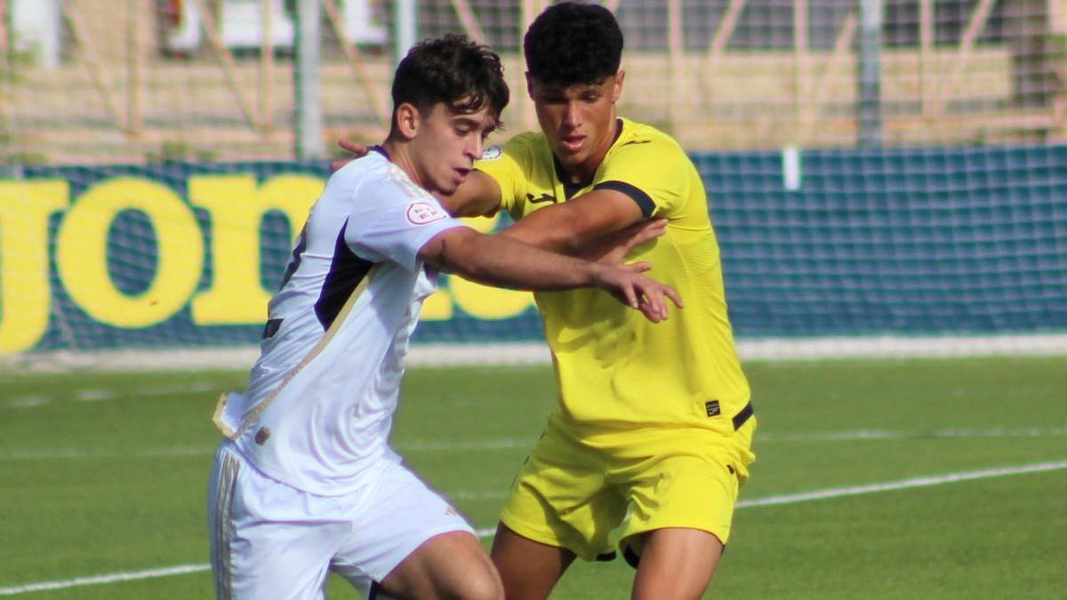 Dani Budesca, jugador del Juvenil A, disputa el balón.