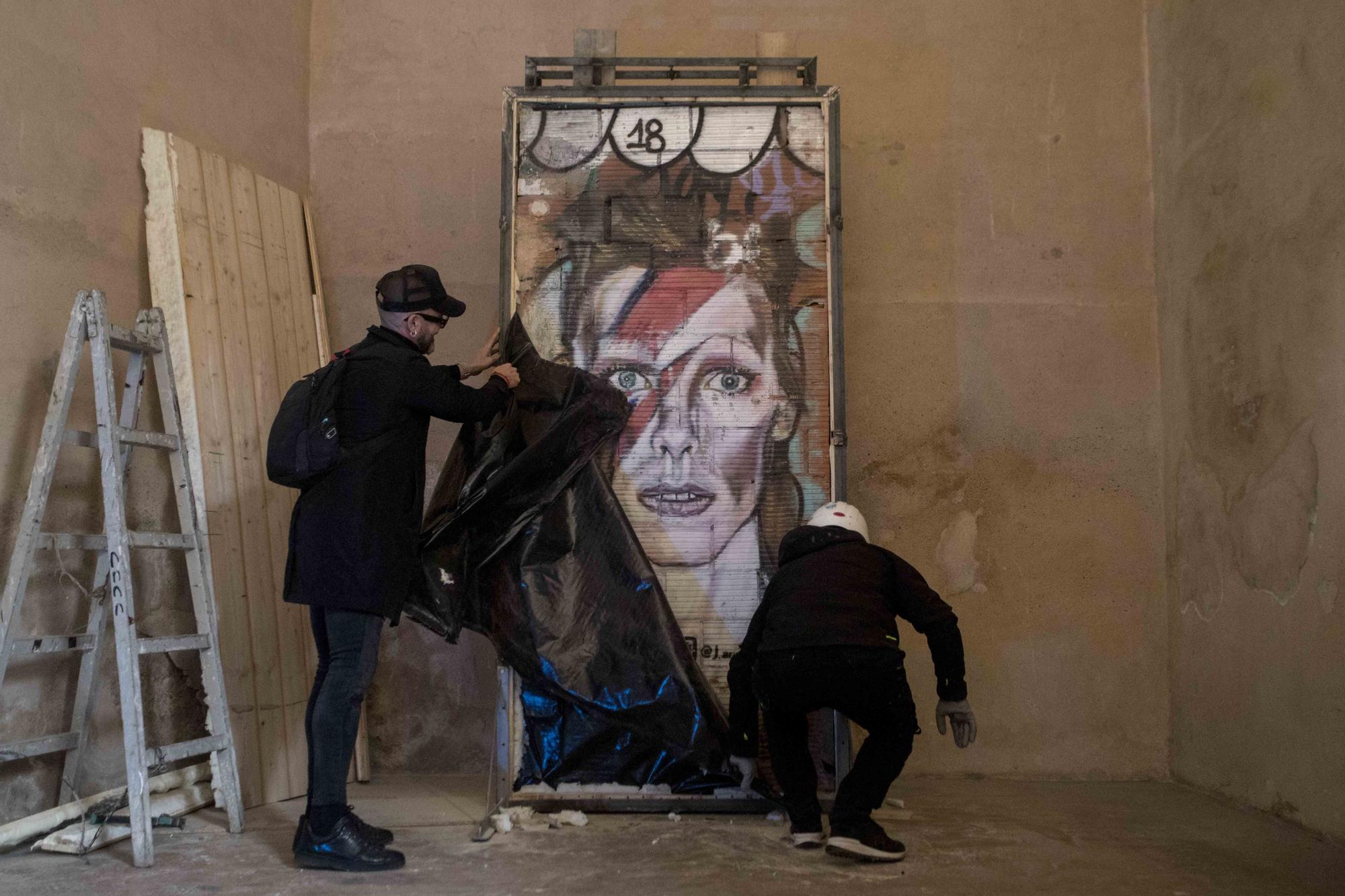 Así ha sido el traslado del grafiti indultado de David Bowie al Centre del Carme