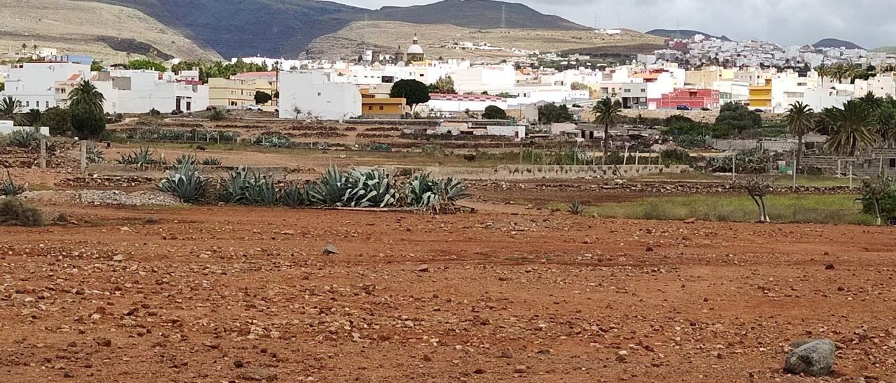 Terrenos junto a la zona deportiva de Las Crucitas donde el Ayuntamiento de Agüimes plantea la construcción de viviendas.